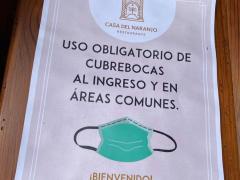 Anuncio que pide uso de cubrebocas y recomienda hacer reservación. Fotografía: Gloria Elisa Melgarejo García
