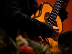 Persona toca una guitarra. Fotografía: Mi Morelia.