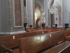 Interior de la Catedral de Morelia. Cada papel naranja en las bancas indica el lugar a ocupar por una persona. Fotografía: Karla Téllez Jiménez