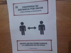 Interior del Templo de la Merced. Cartel al centro de cada banca de NO sentarse. Es decir, los fieles tendrían que sentarse en los extremos de las bancas. Fotografía: Karla Téllez Jiménez