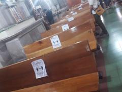 Interior del Templo de la Merced. Cartel al centro de cada banca, el cual indica en donde NO sentarse. Es decir, los fieles tendrían que sentarse en los extremos de las bancas. Fotografía: Karla Téllez Jiménez