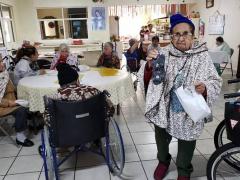 Mujer de Casa de Adultas Mayores. Fotografía: Facebook Patronato de Nuestra Señora de Guadalupe en Morelia.