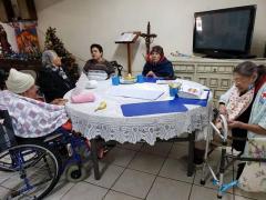 Grupode gente mayor. de Casa de Adultas Mayores. Fotografía: Facebook Patronato de Nuestra Señora de Guadalupe en Morelia.