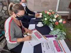 Claudia Chávez López, frima constancia  de Buenas Prácticas de Seguridad e Higiene. Fotografía: Facebook Claudia Chávez López.