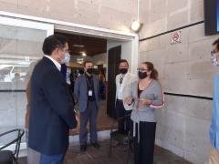 Claudia Chávez López con funcionarios de la terminal. Fotografía: Facebook Claudia Chávez López.