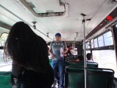 Interior de una unidad de transporte público. Fotografía: Mariana Luna.