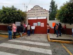 Padres se manifestan contra el cobro de cuotas en escuelas primarias de Morelia. Fotografía: Cynthia Arroyo.