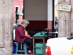 Maestra esperando alumnos, Portal San Agustín, Morelia. Fotografía: Eliza Flores.