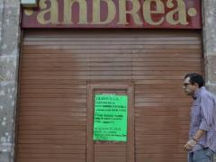 Local cerrado con un cartel en la cortina informando los motivos del cierre. Por Carmen Hernández
