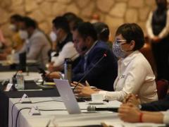 Funcionarios en la reunión para discutir la medida de cerrar los comercios. Por Mariana Luna