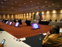 Funcionarios en la reunión para discutir la medida de cerrar los comercios. Por Mariana Luna