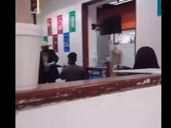 Momento en que adulto mayor confronta a guardia para mantener sana distancia.