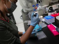 Investigadora en laboratorio.