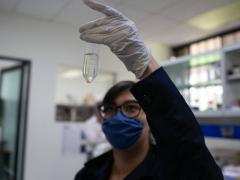 Investigadora en laboratorio ll.