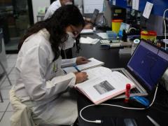 Investigadora en laboratorio lV.