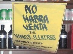 Letrero de prohibición de venta de alcohol.