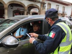 Pátzcuaro Bandera Amarilla, policía y conductor de vehículo.