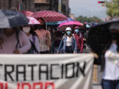 Marchan normalistas egresados ​​en Morelia