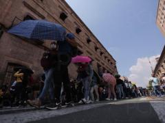 Marchan normalistas egresados ​​en Morelia