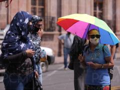 Marchan normalistas egresados ​​en Morelia