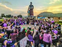 Manifestación feminista en Paracho, al fondo estatua de mujer purepecha con cubrebocas. Fotografía: Karla Zepeda.