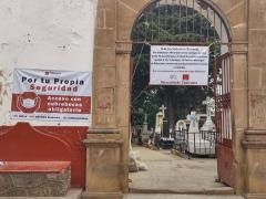 Entrada panteón con anuncio de cierre del 9 al 11 de mayo. Fotografía: Gobierno de Pátzcuaro.