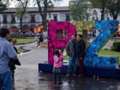 Familia se toma fotografía en Plaza Don Vasco de Quiróga. Fotografía: Adid Jiménez.