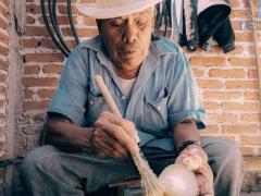 En la antigua isla de Jarácuaro, Michoacán, la creación de los sombreros de palma estuvo a punto de acabarse por causa del COVID-19. Fotografía: Filiberto Ramos.