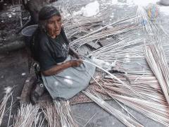 "No pudimos salir a vender en Semana Santa, estamos sin poder trabajar", dice la artesana. Fotografía: Filiberto Ramos.