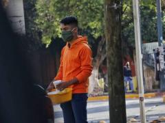 Joven comerciante informal, Morelia. Fotografía: Fernando Maldonado.