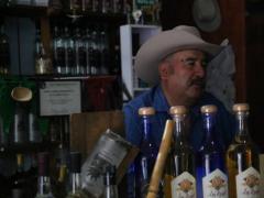 Comerciante de mezcal. Fotografía: Adid Jiménez.