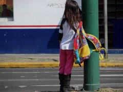 Niña al lado de un poste. Fotografía: Mariana Luna.