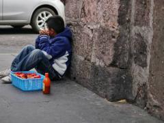 Niño vendor de frituras. Fotografía: Fernando Maldonado.