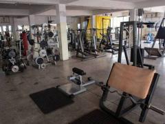 Interior de un gimnasio vacío. Fotografía: Iván Arias.