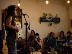 Comensales disfrutan la música en vivo. Fotografía: Cortesía de Giraluna.