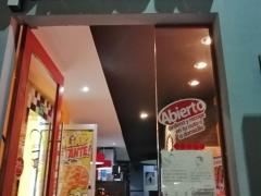Entrada a Pizzeta con anuncios sobre medidas sanitarias para ingresar, Pizzeta, Tepic. Fotografía: Sofía Rebeca Aguilar Salcedo.