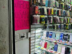 Tienda de celulares con cartel Guarde su sana distancia. Fotografía: Sofía Rebeca Aguilar Salcedo