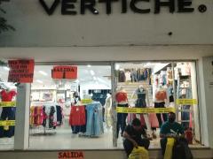 Anuncios en la entrada de la tienda de ropa Vertiche. Fotografía: Sofía Rebeca Aguilar Salcedo
