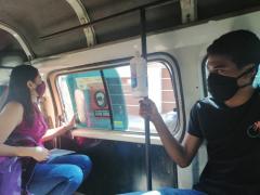 Combi de la Ruta México en Tepic con dispensador de gel y pasajeros con cubrebocas. Fotografía: Sofía Rebeca Aguilar Salcedo