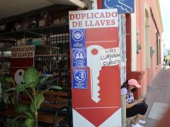 Cerrajería con anuncios sobre medidas contra COVID-19 y venta de cubrebocas y guantes. Fotografía: Sofía Rebeca Aguilar Salcedo