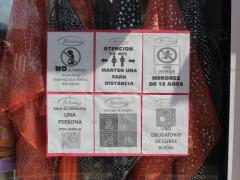 Carteles con diferentes medidas de prevención. No embarazadas. Ni menores de 12 años, Parisina, Tepic. Fotografía: Sofía Rebeca Aguilar Salcedo.