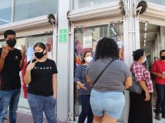 Fila para ingresar a la tienda, Parisina, Tepic. Fotografía: Sofía Rebeca Aguilar Salcedo.