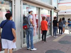 Fila de sana distancia, Parisina, Tepic. Fotografía: Sofía Rebeca Aguilar Salcedo.