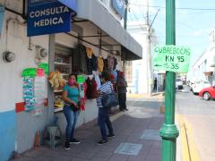 Venta de cubrebocas y caretas a la salida del consultorio en Tepic, Nayarit. Fotografía: Sofía Rebeca Aguilar Salcedo.