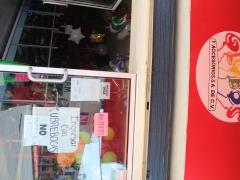 Tienda de accesorios para fiestas con anuncios sobre medidas sanitarias, Tepic, Nayarit. Fotografía: Sofía Rebeca Aguilar Salcedo.