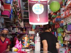 Papelería Balloon con anuncio sobre gel antibacterial, Tepic, Nayarit. Fotografía: Sofía Rebeca Aguilar Salcedo.