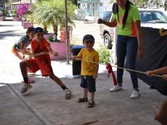 Evento para niños en Compostela, niños juegan a jalar la cuerda. Fotografía: Sofía Rebeca Aguilar Salcedo.