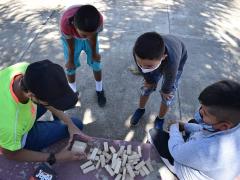 Evento para niños en Compostela, niños juegan Jenga. Fotografía: Sofía Rebeca Aguilar Salcedo.