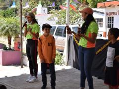 Evento para niños en Compostela, animadoras sin cubrebocas ofrecen Coca Cola a concursantes. Fotografía: Sofía Rebeca Aguilar Salcedo.