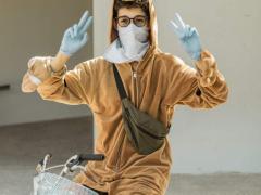 Joven disfrazado de Scobby Doo con cubrebocas y guantes, en evento navideño para niños de Bucerías. Fotografía: Sofía Rebeca Aguilar Salcedo